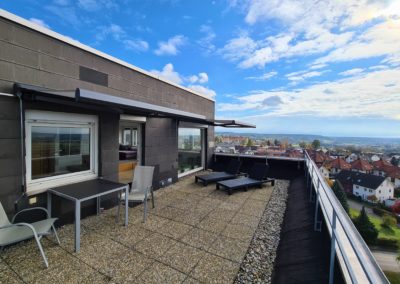 Terrasse mit Blick auf Schloss Montfort, See und Berge